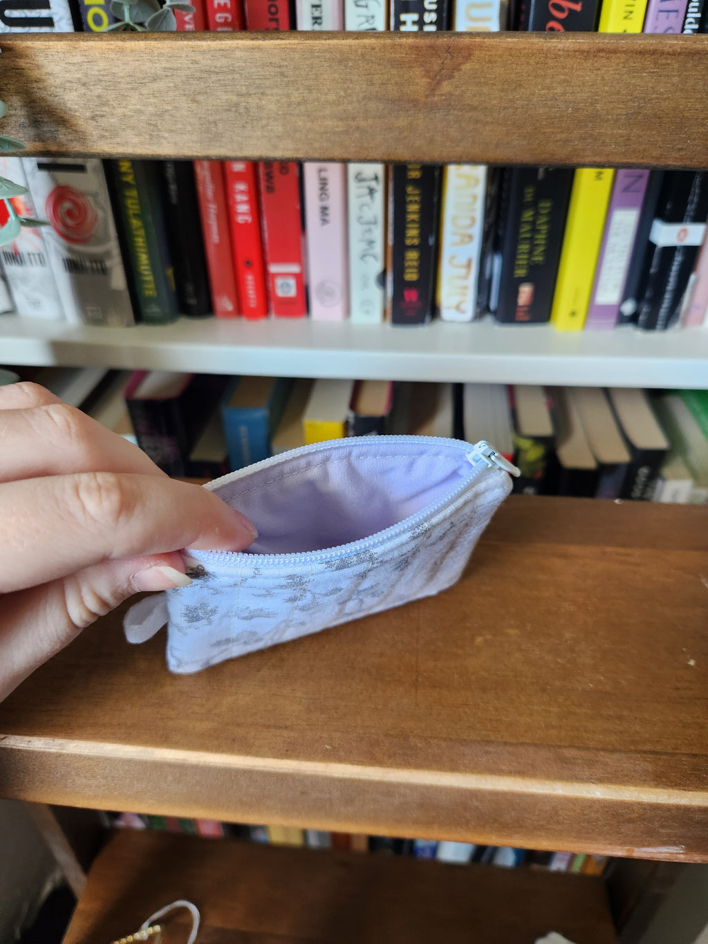 newspaper keychain wallet (white zipper)